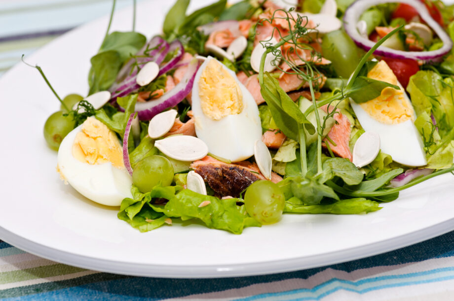 Savulohisalaatti monen tilanteen salaatti katso resepti Hellapoliisi