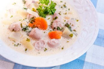 juustoinen siskonmakkarakeitto