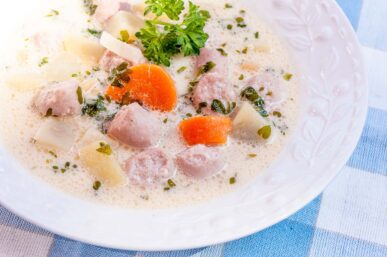 juustoinen siskonmakkarakeitto