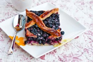 Mustikkapiirakka uunipellillä