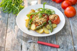 Täytetyt paprikat ja grillattua parsa-perunapaistosta