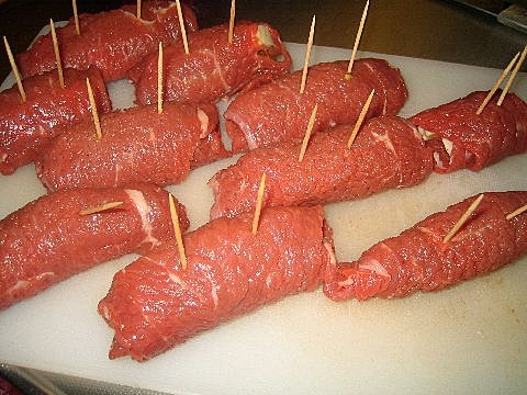 Naudanlihak&auml;&auml;ryleet juusto-kermakastikkeessa