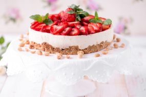 Mansikkainen salted caramel kakku