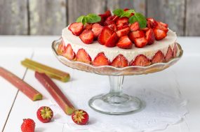 Raparperi-mansikkakakku