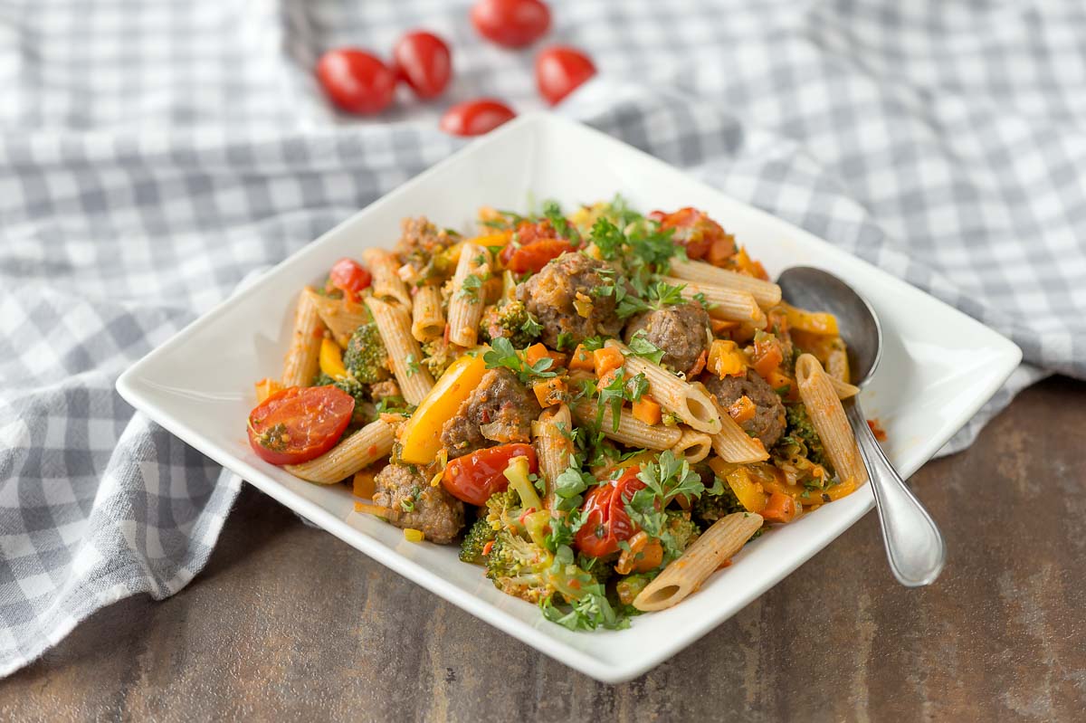 Tomaattinen lihapulla-pastasalaatti