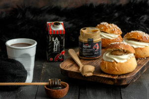 Lakritsi-laskiaispullat