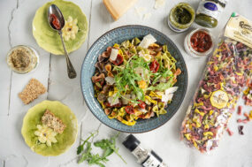 Hedelmäinen pesto-pastasalaatti