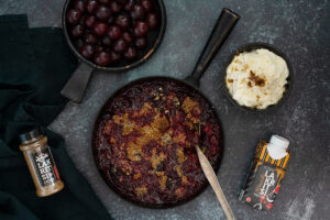 Lakritsinen luumu-kaurapaistos