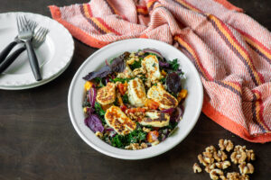 lämmin lehtikaali-halloumisalaatti