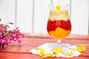mango-mansikka kerrosjuoma