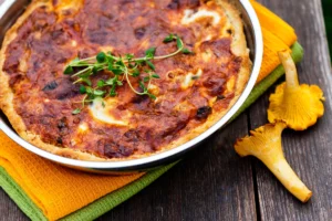 pekoni-kantarellipiirakka