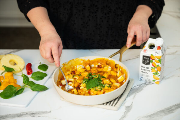 halloumia mango-ananaskastikkeessa