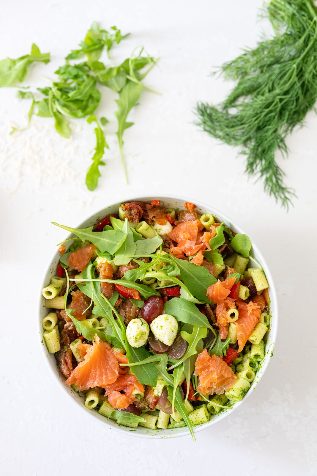 Ruokaisa savulohi-pastasalaatti