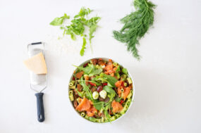 ruokaisa savulohi-pastasalaatti