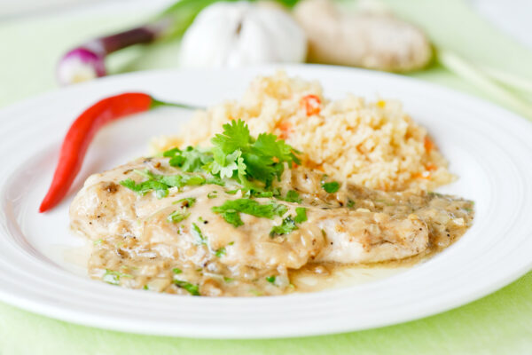 Broilerin rintafile curry-kookoskastikkeessa