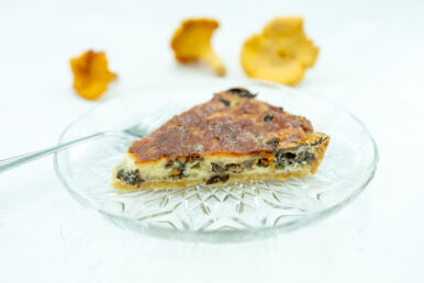 Kantarelli-suppilovahveropiirakka