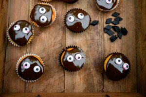 Halloweenin salmiakki-sitruunakuppikakut