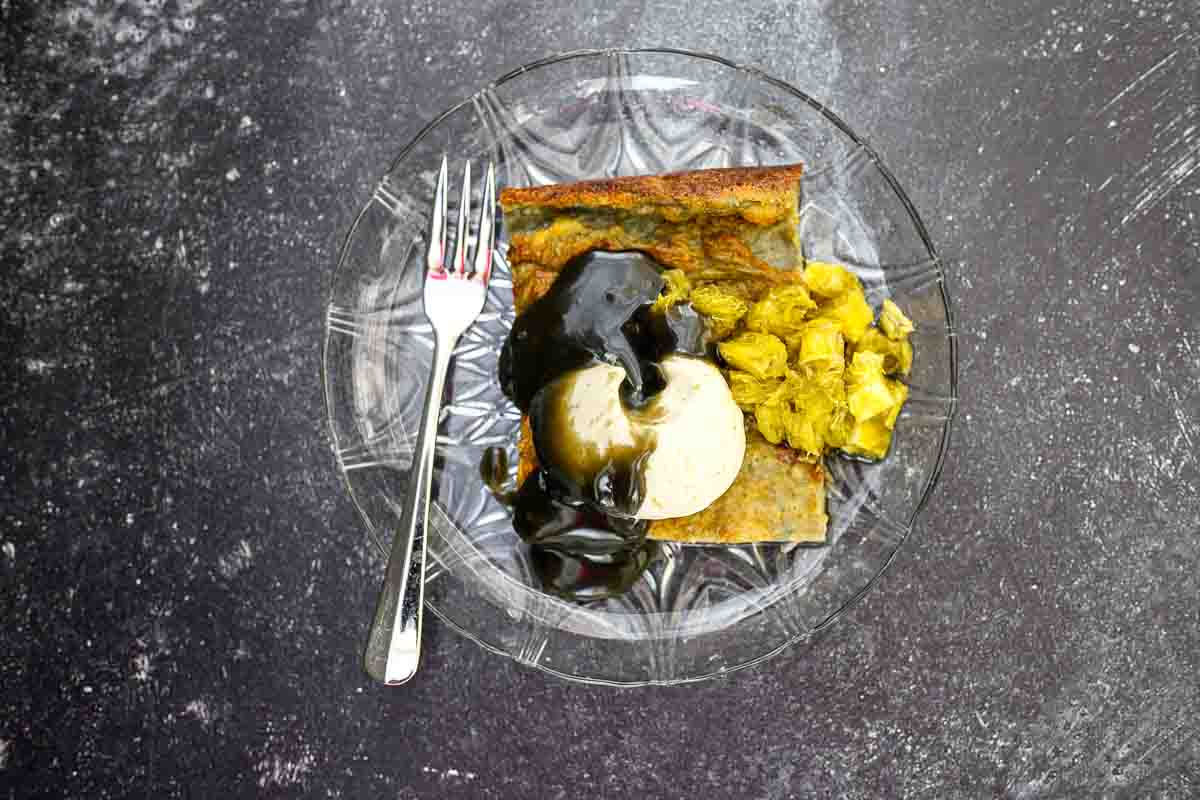 Salmiakki-appelsiinipannukakkua ja salmiakki-appelsiinilisäkettä