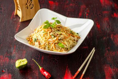 Broileri-nuudelisalaatti