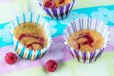 Pienet juustokakut vadelmakierteellä