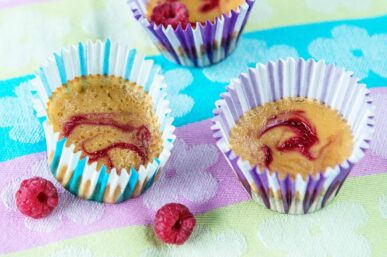 Pienet juustokakut vadelmakierteellä