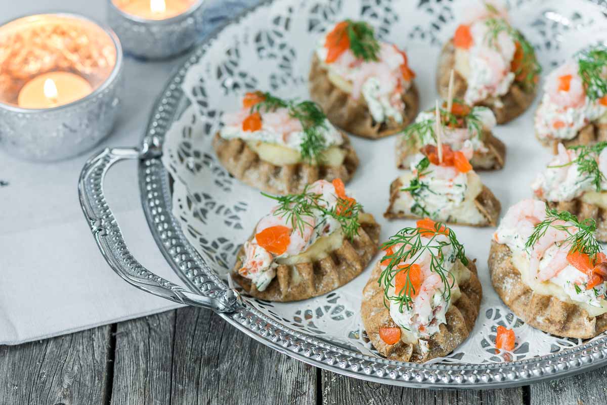 Kylmäsavulohitäytteiset cocktailpiirakat